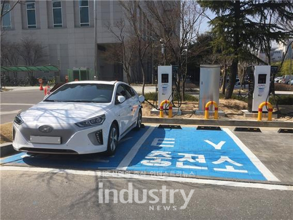 대전시에 보급된 전기차가 1,000대를 돌파 한것으로 확인됐다. 미세먼지 저감 특별대책 일환으로 추진된 전기차 보급에 대전시민들의 관심 역시 높아졌으며, 내년에는 1,200대의 전기차 보급을 목표하고 있다. [사진=대전시]