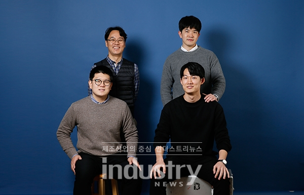 이산화탄소를 이용해 수소와 전기를 생산하는 전지 시스템을 개발한 UNIST 연구진_왼쪽 위부터 시계 방향으로 김건태 교수, 주상욱 연구원, 김정원 연구원, 김창민 연구원 [사진=UNIST]