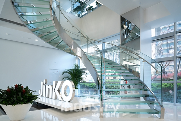 진코솔라가 한국에서 최초로 세미나를 개최하고 고출력 모듈을 소개한다. 이번에 소개되는 모듈은 치타 모듈로서 400W 이상의 높은 출력을 나타낸다. [사진=진코솔라]