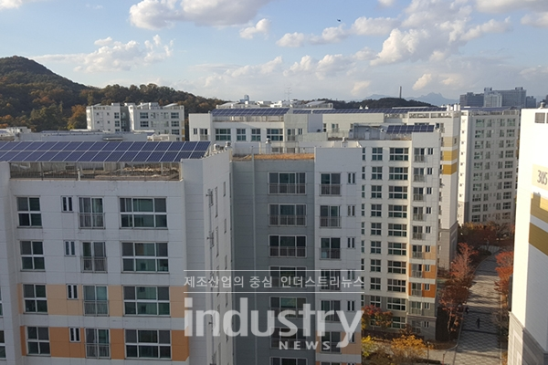 해줌이 서울시 강남구 자곡동에 위치한 래미안포레 아파트에 서울시 최대 규모의 태양광발전 설비를 준공했다. 이번에 설치된 태양광 설비 용량은  440kW로 연간 498,400kWh의 전력을 생산할 전망이다. [사진=해줌]