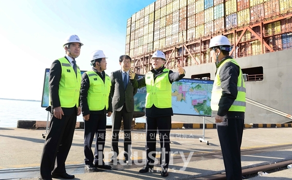 성윤모 장관은 지난 1일 새해 첫 수출현장인 부산신항 현장을 방문해 현장 근로자들을 격려했다. [사진=산업통상자원부]