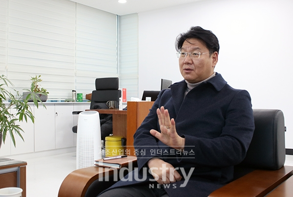 네모이엔지 윤석진 대표가 ESS  제품 개발과 연료전지 사업에 대해 이야기 하고 있다. 사진=인더스트리뉴스]