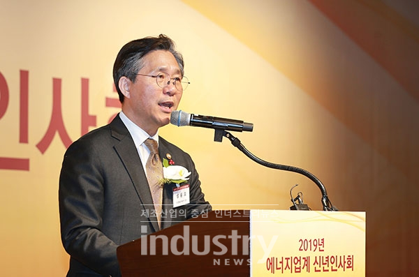 성윤모 장관은 최근 정부가 발표한 ‘수소경제 활성화 중장기 로드맵’을 통해, 수소의 생산-운송‧저장-활용 등 전 밸류체인에 걸쳐 세계 최고 수준의 수소산업 생태계를 구축하겠다고 밝혔다. [사진=산업통상자원부]