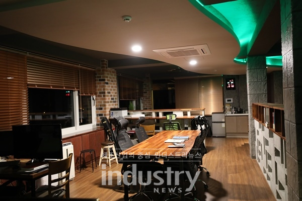 에너지 플러스 주택에는 태양광발전시스템, 소형 풍력발전 시스템, e-모빌리티 시스템, 조명관리 시스템 등 110개가 넘는 사물인터넷 센서를 통해 관리되고 있다. [사진=SG]