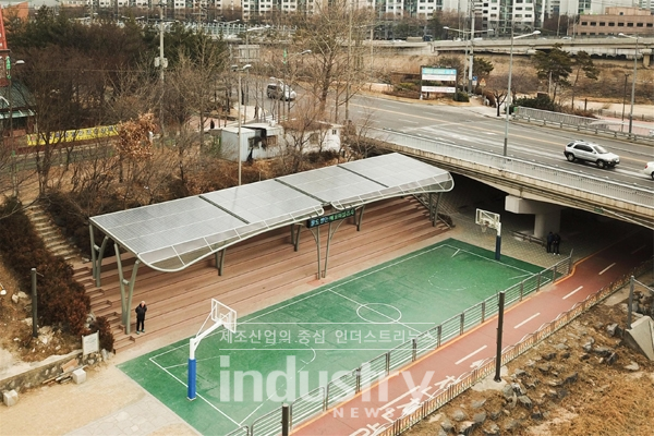 도봉구 농구장에 설치된 태양광쉼터 전경 [사진=도봉구청]