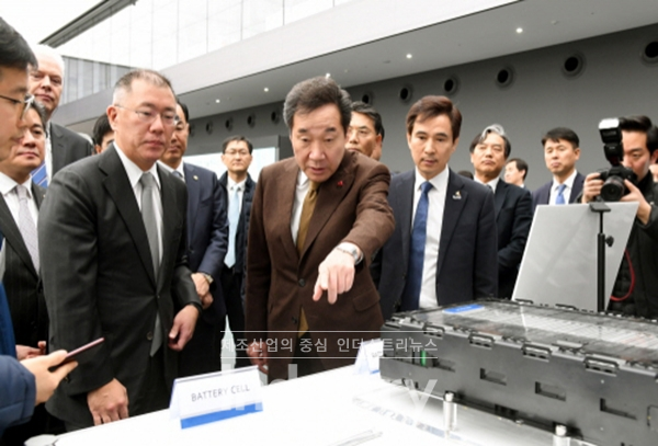 이낙연 국무총리가 현대차 남양연구소를 방문해 수소전기차 개발 관계자를 격려했다. [사진=국무조정실]