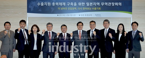 KOTRA는 8일 일본 후쿠오카에서 일본지역 무역관장회의를 개최하고, 대기업이 아닌 중소중견기업이 수출 10% 플러스를 이끌어간다는 역발상, 세금인상이 수요 감소가 아닌 우리 제품 인식제고의 기회라는 역발상으로 숨은 기회를 찾고 새로운 사업을 적극 개발하겠다고 밝혔다.