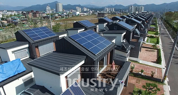 경상남도가 정부의 에너지 전환 정책에 따른 신재생에너지 보급률 제고와 경로당 냉․난방 등 전기요금 부담 경감을 위해 ‘경로당 태양광 보급사업’을 대대적으로 추진한다. [사진=경남도청]