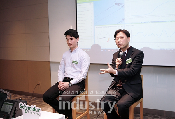 (사진 왼쪽부터) 슈나이더일렉트릭코리아 이성호 매니저와 이호걸 팀장이 질의에 응답하고 있다. [사진=인더스트리뉴스]