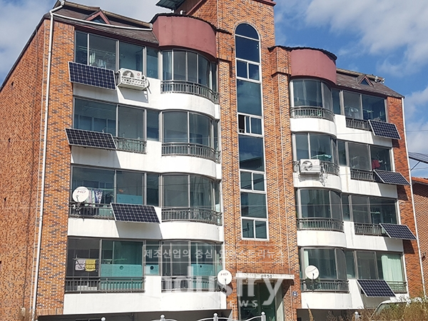 경상남도가 아파트용 미니태양광 보급에 적극 나서고 있다. [사진=창원시]