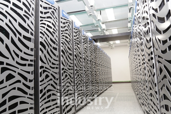 KISTI 슈퍼컴퓨터 5호기 ‘누리온’ [사진=슈나이더일렉트릭]