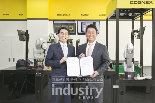 KT 5G 플랫폼개발단장 이용규 상무(사진 왼쪽)와 코그넥스 아시아 영업 총괄 조재휘 지사장이 MOU를 체결하고 기념활영을 하고 있다. [사진=코그넥스]