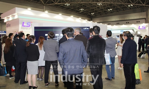전시장 전면에 LS산전이 현지 신재생에너지 발전 시장에서 진행하고 있는 사업 레퍼런스와 솔루션을 소개하고, 이를 홍보하기 위한 이벤트를 진행했다. [사진=인더스트리뉴스]