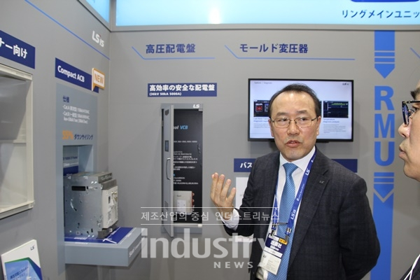LS산전 오교선 스마트에너지사업부장이 태양광제품은 물론 DC접속반, AC집전함 등 신재생 발전시스템 전체를 아우르는 토털 솔루션을 소개하고 있다. [사진=인더스트리뉴스]