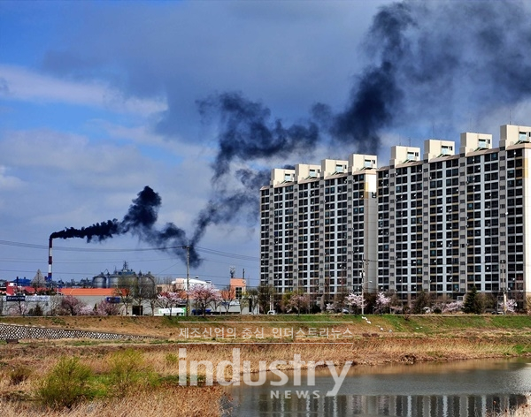 환경부가 봄철 미세먼지 대응책 마련에 고심하고 있다. 사진은 환경부가 지난해 실시한 사진전 장려상 수상작 [사진=인더스트리뉴스]