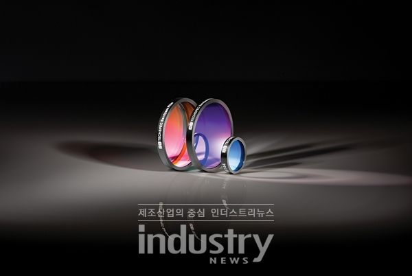 TECHSPEC Hard Coated OD 4.0 5nm 밴드패스 필터 [사진=애드몬드옵틱스]