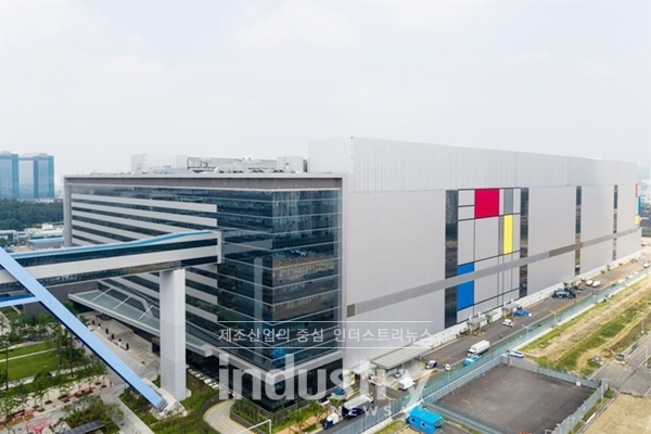 삼성전자가 ‘28나노 FD-SOI 공정 기반 eMRAM’ 솔루션 제품을 출하했다고 최근 밝혔다.  [사진=삼성전자]