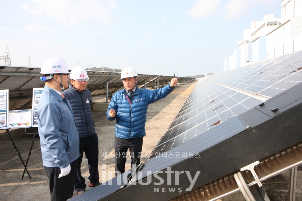 한국동서발전(사장 박일준)은 태양광 모듈 청소로봇 현장실증시험 결과를 발표했다. [사진=동서발전]