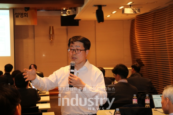 삼성전자 강사가 스마트공장 사업에 관해 설명하고 있다. [사진=인더스트리뉴스]