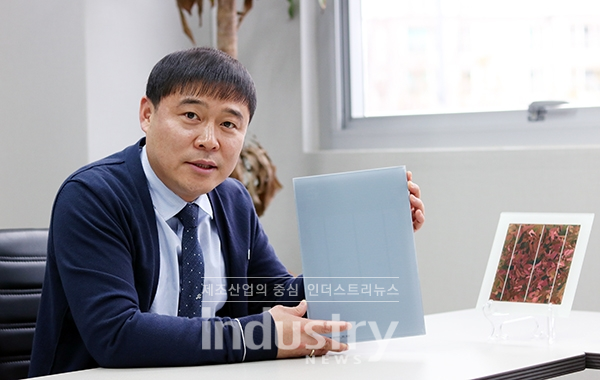 에스케이솔라에너지 이진섭 부사장이 컬러 BIPV 모듈을 소개하고 있다. [사진=인더스트리뉴스]