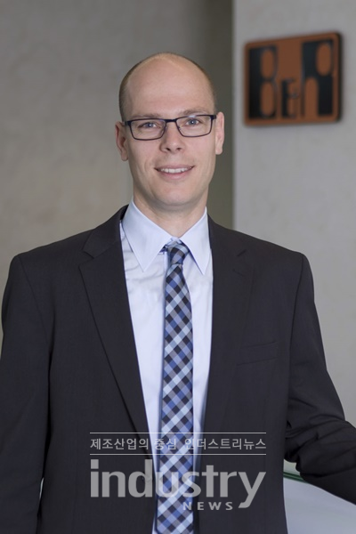 B&R의 Product Strategy and Innovation의 Stefan Schönegger 부사장은 “업계에서는 TSN을 통한 OPC UA를 표준으로 채택하는 것이 유일한 길이라는 점을 인정하게 됐다”고 말했다. [사진=B&R]