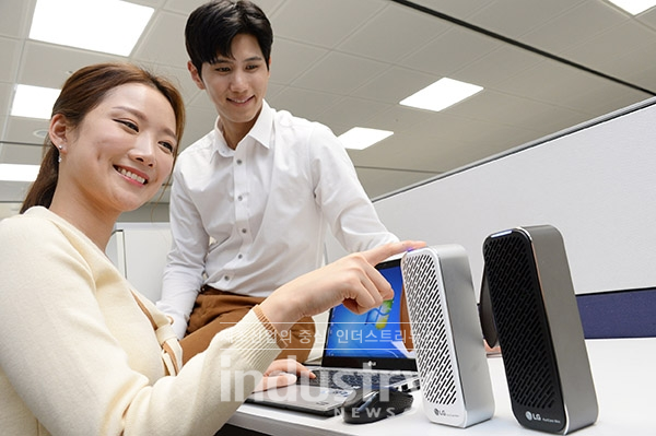 LG전자의 휴대용 공기청정기, LG 퓨리케어 미니 공기청정기 [사진=LG전자]