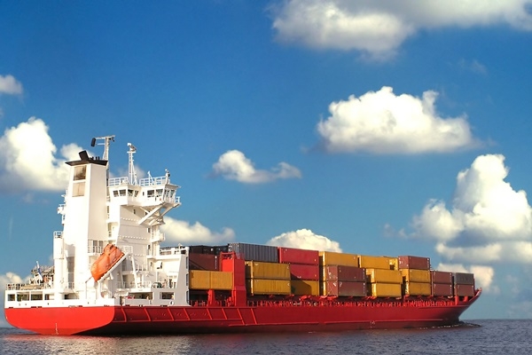 IMO는 2020년부터 공해상에서 운항하는 모든 선박의 황산화물 배출 기준을 현재 3.5%에서 0.5%로 낮출 계획이다. [사진=dreamstime]