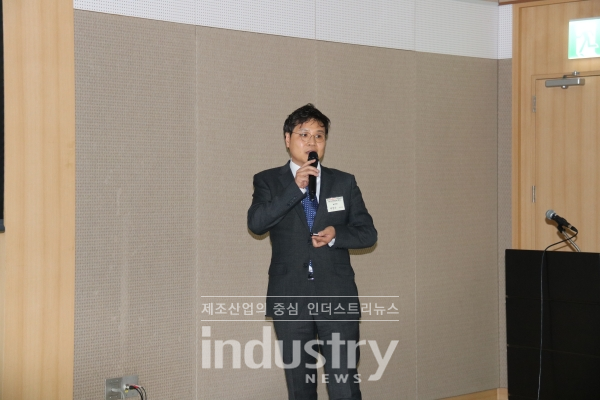솔라엣지 박정우 대표가 ‘상업용 태양광 시스템 최적화’란  주제로 발표를 했다. [사진=인더스트리뉴스]