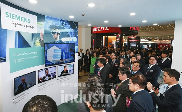 '2019 오토메이션월드' 지멘스 부스에서 관람객들이 디지털 엔터프라이즈에 대한 솔루션을 확인하고 있다. [사진=지멘스]