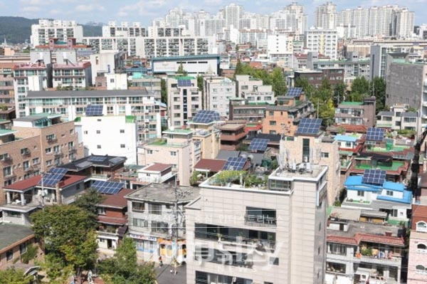 옥상태양광으로 전기료 0원을 달성한 십자성 마을 전경 [사진=서울시]