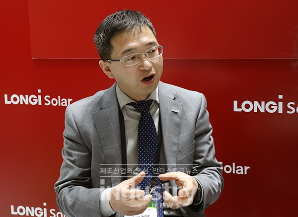 슈휘탕(Xuhui Tang) 부사장이 론지솔라 모듈의 LCOE에 대해 설명하고 있다. [사진=인더스트리뉴스]