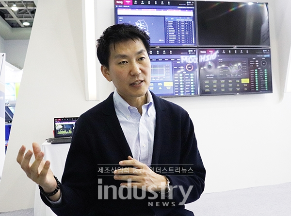 유병천 사장이 레즐러의 렘스 시스템에 대해 설명하고 있다. [사진=인더스트리뉴스]