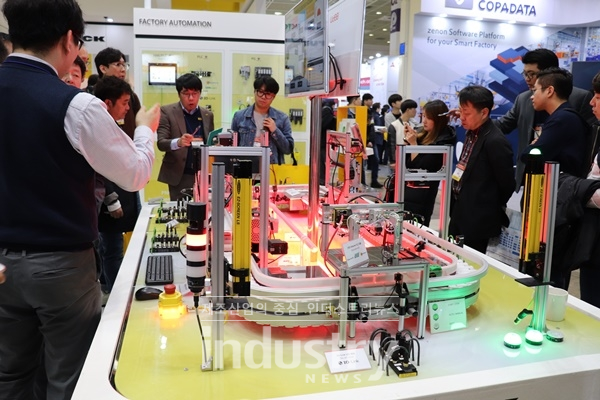 터크의 자동화 부품인 각종 센서와 RFID 그리고 컬러 감지까지 가능한 스마트 카메라와 무선 전송 시스템 등을 적용한 ‘미니어처 스마트공장 데모’ [사진=인더스트리뉴스]