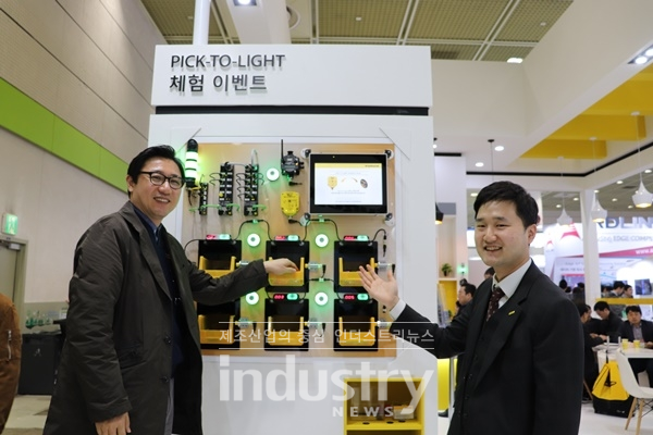 터크코리아 정목해 이사가 ‘픽-투-라이트’ 솔루션을 직접 시연해 보이고 있다. [사진=인더스트리뉴스]