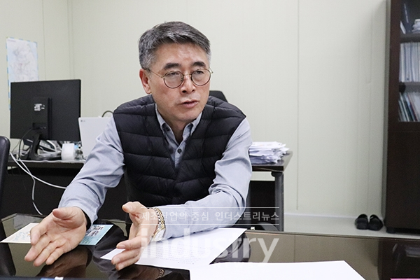 다쓰테크 정광영 부사장이 ESS 사업에 대해 설명하고 있다. [사진=인더스트리뉴스]