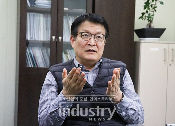 다쓰테크 독고용철 부사장이 ESS 제품에 대해 설명하고 있다. [사진=인더스트리뉴스]