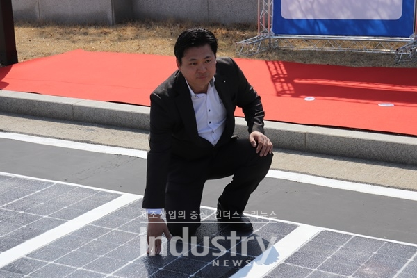 Solar Road 실증단지 준공식에서 태양광 도로에 대해 설명 중인 솔라플렉스 박기주 대표 [사진=솔라플렉스]