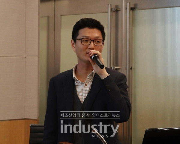 중소벤처기업부 박지환 사무관이 ‘2019 스마트팩토리 보급/확산 사업 현황과 육성정책 및 지원방안’에 대해 설명중이다. [사진=인더스트리뉴스]