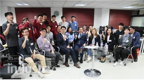 박원순 서울시장이 인공지능 스타트업 자이냅스를 찾아 기업의 현장 목소리와 청년들의 애로사항을 청취하는 시간을 가졌다. [사진=자이냅스]