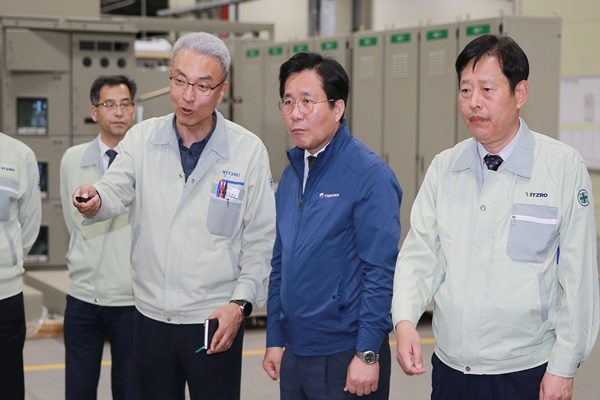 성윤모 장관이 스마트공장 비츠로테크를 방문해 업무현황을 듣고 있다. [사진=산업통상자원부]