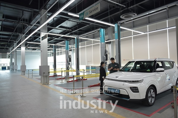 기아자동차는 전기차 수요가 높아짐에 따라 전기차 고객의 차량 점검 용이성 및 작업 편의성을 향상을 위해 서비스 협력사 오토큐에 전기차 정비 작업장 EV 워크베이를 설치했다. [사진=기아자동차]