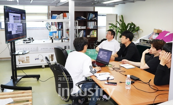 최영수 대표가 직원들과 함께 새로운 솔루션을 주제로 회의를 하고 있다. [사진=인더스트리뉴스]