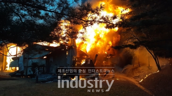 아세아시멘트 ESS사업장에서 발생한 화재 현장 [사진=충북제천소방서]