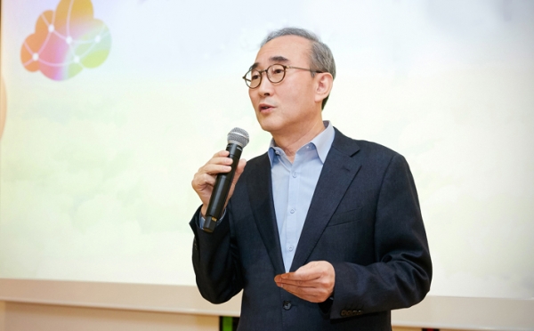 LG CNS가 세이정보기술과 손잡고 농산물의 안전을 담보할 블록체인 기반 유통 플랫폼 개발에 나선다. 사진은 LG CNS 김영섭 대표. [사진=LG CNS]