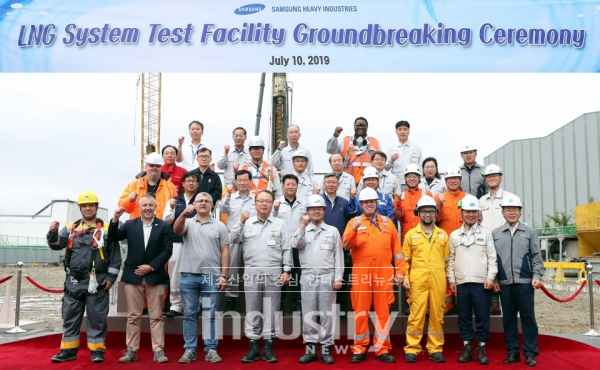 7월 10일 거제조선소에서 열린 ‘LNG 통합 실증 설비’ 착공식에는 페트로나스, 로이드, GASLOG, ENI, DNV-GL 등 글로벌 에너지 기업과 주요 선급 관계자들이 참석해 큰 기대감을 표명했다. [사진=삼성중공업]