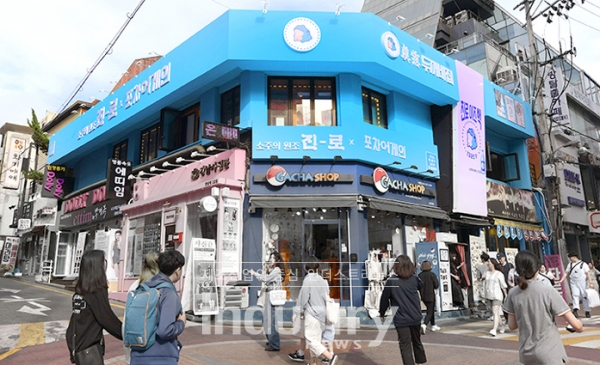 진로 전성기 시절의 주점을 완벽 재현한 팝업스토어 ‘두꺼비집’. 홍대와 강남에서 45일간 총 1만2,631명이 방문했다.