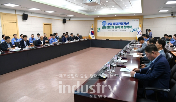 포스코 광양제철소가 지역 대표 기관·단체와 함께 ‘광양 대기환경개선 공동협의체’를 발족했다. 앞서 포항제철소도 포항시와 ‘대기개선 태스크포스팀’을 출범하고 미세먼지 개선을 위한 소결 집진기 추가 설치, 연주 집진능력 증대, 원료이송 벨트컨베이어 세정시설 확대 등을 진행하고 있다. [사진=포스코]