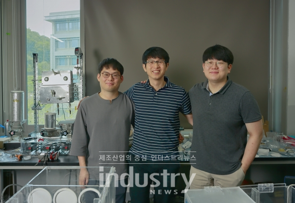 좌측부터 이정현 UNIST 연구원, 최근수 UNIST 연구원, 김창민 UNIST 연구원 [사진=UNIST]