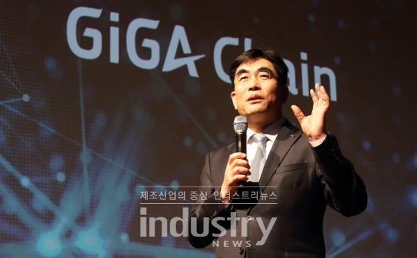 4월 16일 KT스퀘어에서 진행된 블록체인 사업전략 기자간담회에서 KT 이동면 미래플랫폼사업부문장이 ‘기가 체인 바스’ 블록체인 개발 플랫폼에 대해 설명하고 있다. [사진=KT]