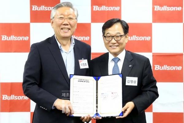 (왼쪽부터) 불스원 이창훈 대표와 전자부품연구원 김영삼 원장이 업무협약 체결 후 기념촬영을 하고 있다. [사진=불스원]